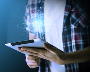 hombre-usando-una-tableta-para-trabajar-y-conectarse-con-otros